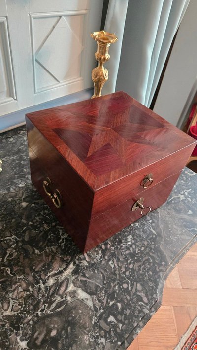 amaranth veneer dressing case – Paris, Regency period, circa 1720-1730.