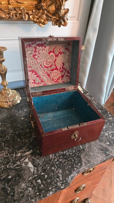 amaranth veneer dressing case – Paris, Regency period, circa 1720-1730.