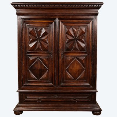 IMPORTANTE ARMOIRE BOURGUIGNONNE D’ÉPOQUE LOUIS XIII