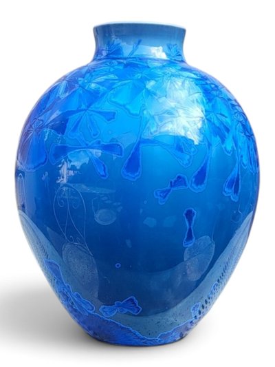 Vaso in porcellana smaltata con cristallizzazioni blu, firmato Patrice Lusardi