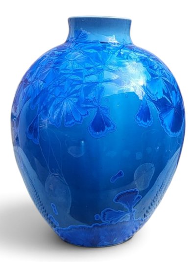 Vaso in porcellana smaltata con cristallizzazioni blu, firmato Patrice Lusardi