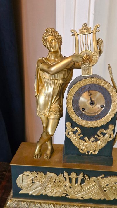Ständeruhr aus der Empire-Zeit aus Bronze