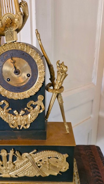 Ständeruhr aus der Empire-Zeit aus Bronze