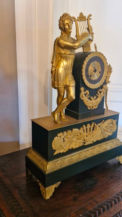 Ständeruhr aus der Empire-Zeit aus Bronze