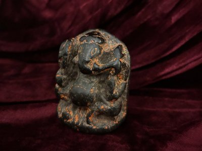 Ganesh en pierre noire sculptée, Inde, XVIIe siècle