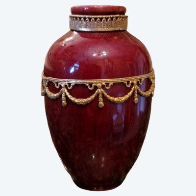 Sèvres-Porzellanvase mit Messingmontierung