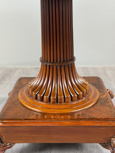 Table ovale de style Empire à pied central, XIXe siècle