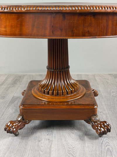 Table ovale de style Empire à pied central, XIXe siècle