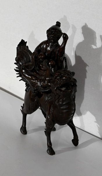 Personaggio cinese in bronzo e cane Fao, stile asiatico - inizio XX secolo