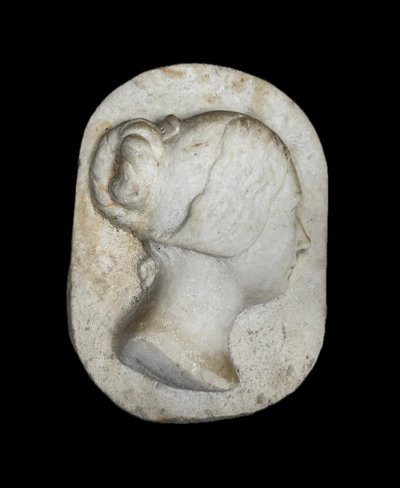Profil en bas-relief de marbre blanc.