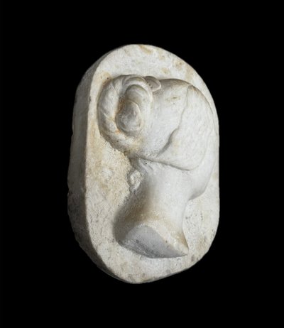 Profil en bas-relief de marbre blanc.