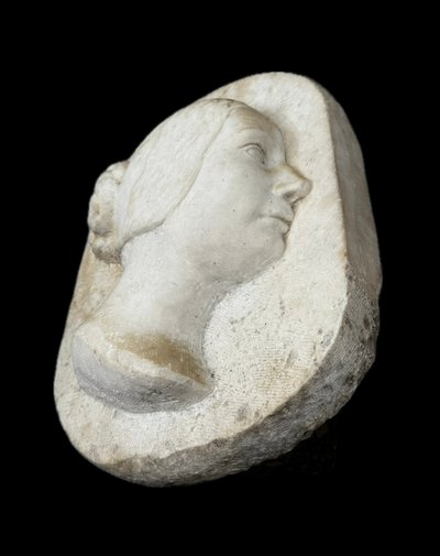 Profil en bas-relief de marbre blanc.