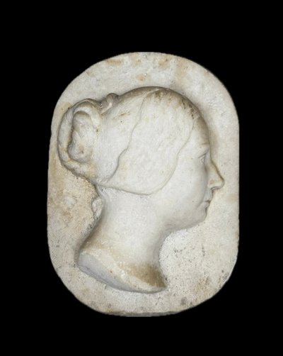 Profil en bas-relief de marbre blanc.