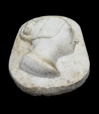 Profil en bas-relief de marbre blanc.