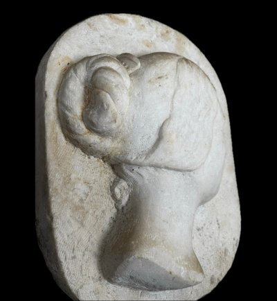Profil en bas-relief de marbre blanc.