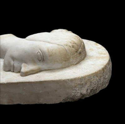 Profil en bas-relief de marbre blanc.