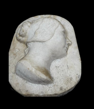 Profil en bas-relief de marbre blanc.