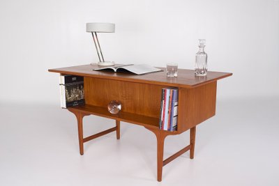 Scrivania danese in teak, anni '60.