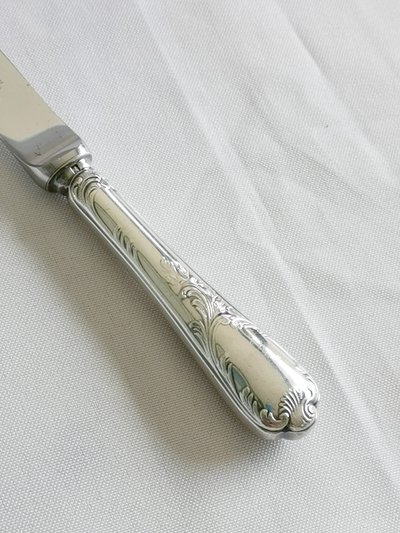 Set di 12 coltelli da formaggio e dessert Christofle Marly placcati in argento, lunghezza 19,5 cm, lama in acciaio inox.