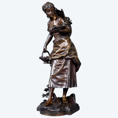 Bronze „Junges Mädchen mit Korb“, signiert E. Bouret – Ende des 19. Jahrhunderts