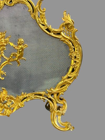 Vergoldeter Kaminschirm aus Bronze im Stil Ludwigs XV. – Napoleon III. Zeit, um 1880