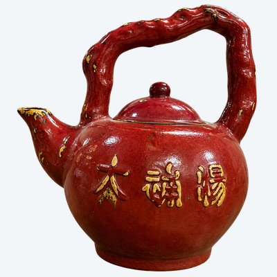 Grande théière chinoise en céramique émaillée rouge – Décor de caractères en relief