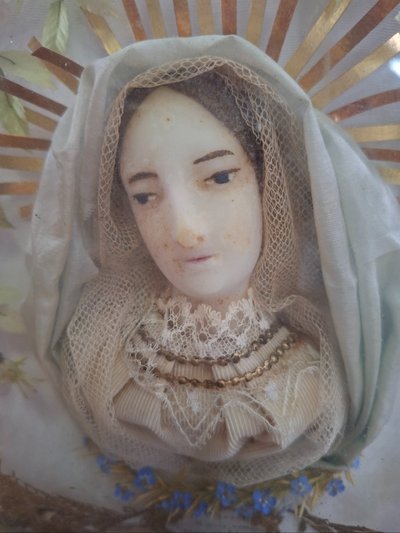 Reliquaire de dévotion sous verre – Vierge Marie – XIXe siècle 