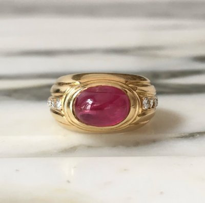 Bague en or jaune 18K, rubis et diamants