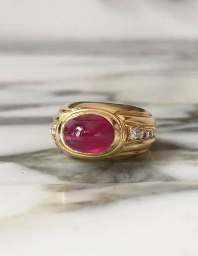 Bague en or jaune 18K, rubis et diamants
