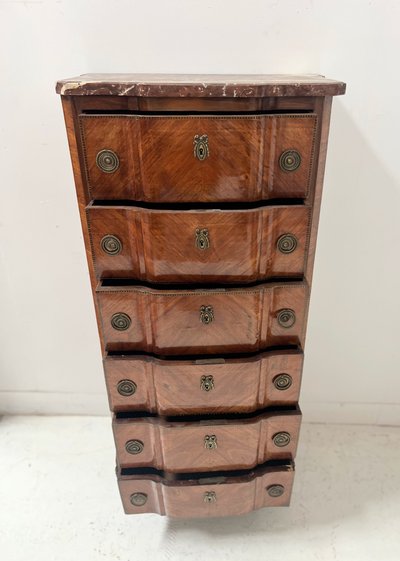 Transition style chest of drawers in rosewood and amaranth veneer, 20th century