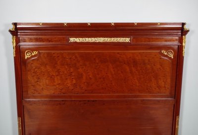 Letto in stile Luigi XVI in mogano, bronzo dorato e legno Wedgwood, circa 1880.