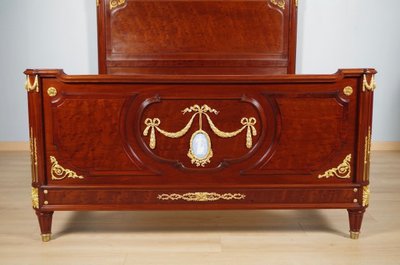 Letto in stile Luigi XVI in mogano, bronzo dorato e legno Wedgwood, circa 1880.
