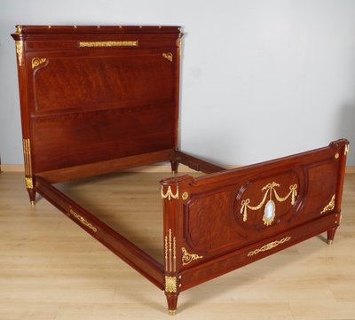 Letto in stile Luigi XVI in mogano, bronzo dorato e legno Wedgwood, circa 1880.