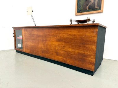 Ampio bancone da commercio in rovere restaurato, risalente agli anni '60.