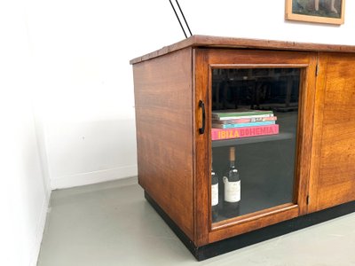 Ampio bancone da commercio in rovere restaurato, risalente agli anni '60.