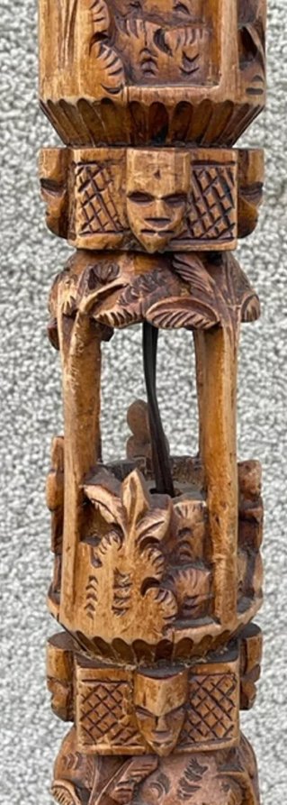 Geschnitzte Holzstehlampe