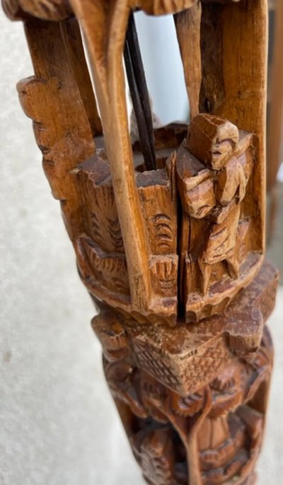 Geschnitzte Holzstehlampe