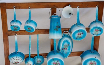 Küchenregal und Serviertablett aus emailliertem Blech