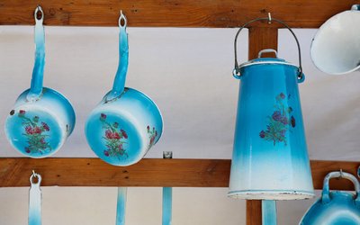 Küchenregal und Serviertablett aus emailliertem Blech