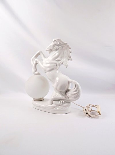Lampe de table cheval cabré en faïence blanche vintage années 1980