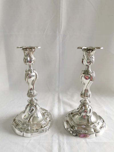 Paire de bougeoirs en bronze argenté de style Louis XV époque XIXème