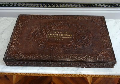 Large cardboard box simulating embossed leather, signed "à Jean de Paris Raynaud & Heloin"