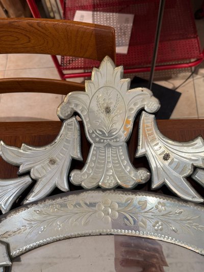 Venezianischer Spiegel mit eingraviertem Giebel und Wappen (98 x 54 cm)