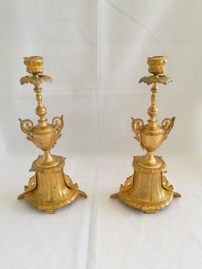 Paire de flambeaux en bronze ciselé et doré milieu du XIX 30cm