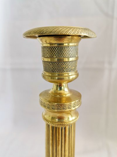 Paire de bougeoirs en bronze doré et ciselé de style Empire époque milieu du XIX siècle 