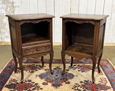 Coppia di comodini in rovere in stile Luigi XV degli anni '50.