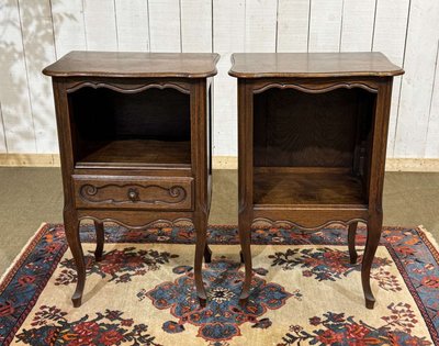Coppia di comodini in rovere in stile Luigi XV degli anni '50.