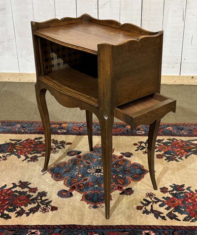 Comodino in stile Luigi XV con tende, realizzato in legno di faggio, degli anni '50.