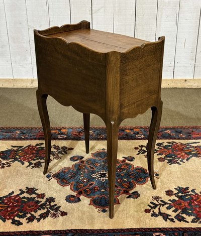 Comodino in stile Luigi XV con tende, realizzato in legno di faggio, degli anni '50.