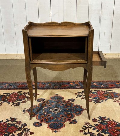 Comodino in stile Luigi XV con tende, realizzato in legno di faggio, degli anni '50.
